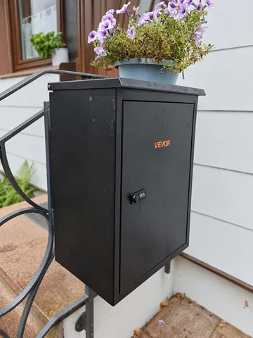 Unsere schwarze Abgabebox am Geländer neben dem Hauseingang