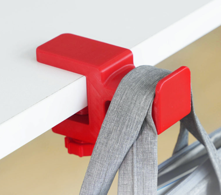 Rotes ABS 3D-Druck Bauteil als belastbarer Halter an einer Tischkante