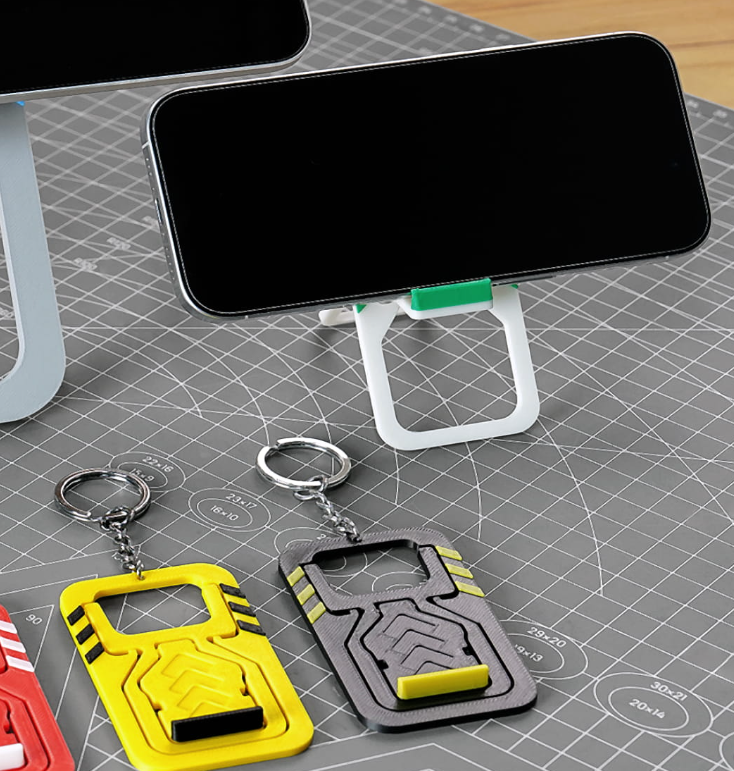PLA 3D-Druck Modelle und Smartphone-Halter auf technischer Schneidmatte