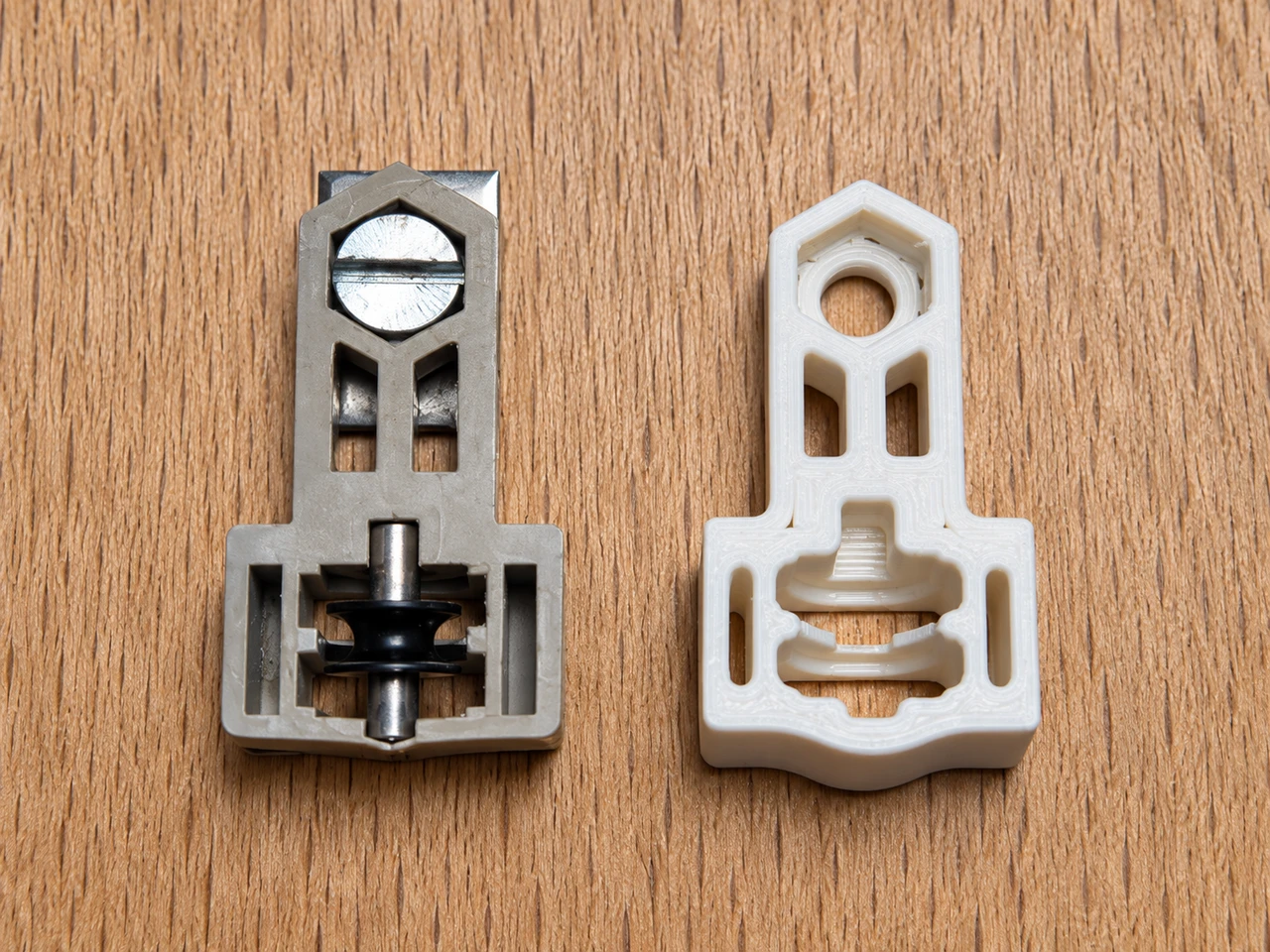 Originales Markisenbauteil links und die neu konstruierte, verstärkte Nachfertigung rechts