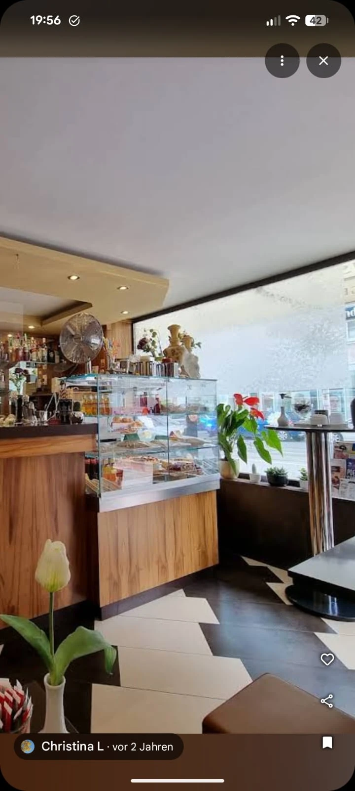 Die Glasvitrine im Café als Anwendung für die nachgefertigten Glashalter
