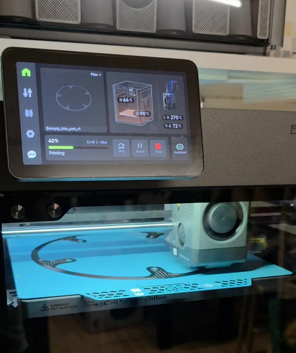 Der neu konstruierte Kettenschutz wird im 3D-Drucker gefertigt