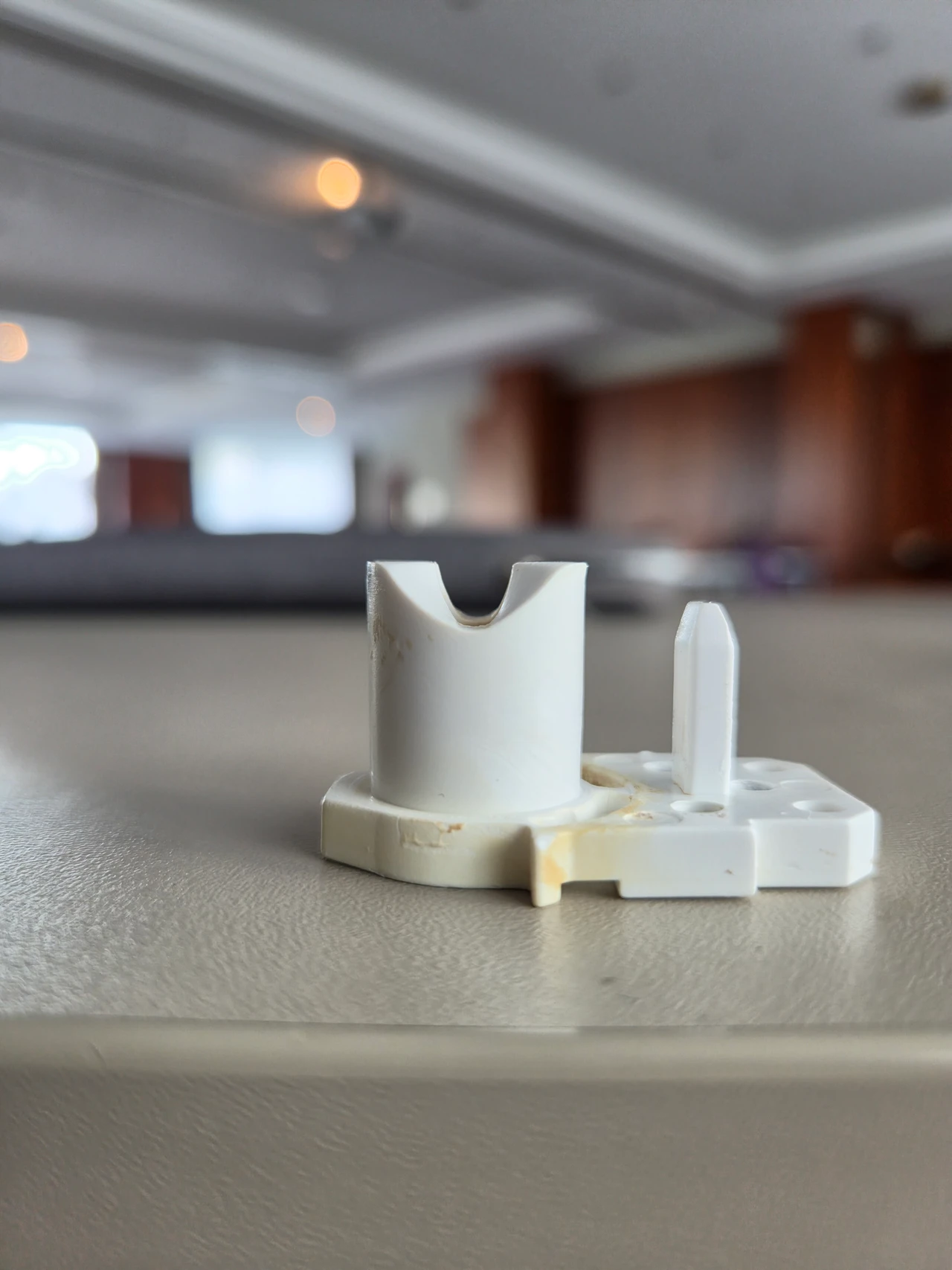Originales weißes Bauteil der Hotel-Duschkabine als Vorlage für die Rekonstruktion