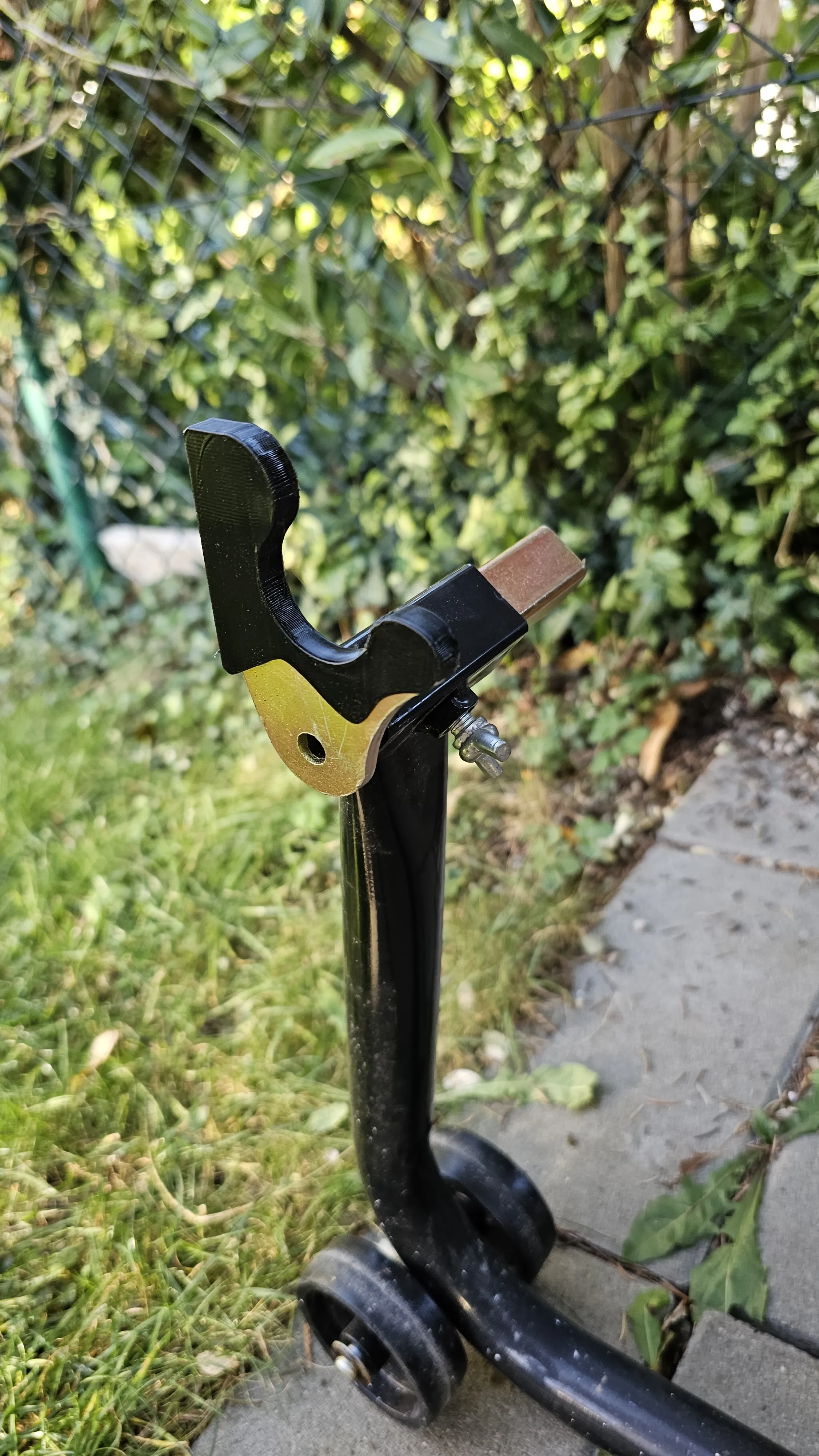 Individuell angepasste Hülse an einem Motorrad-Paddock-Stand