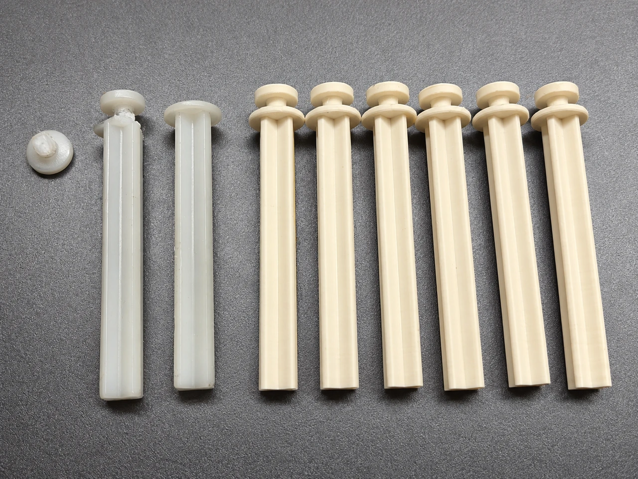 Beschädigte originale Rollladenteile links und sechs nachgefertigte Ersatzteile rechts